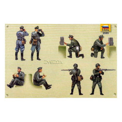 1:35 Zvezda 3585 - Экипаж немецкого БТР / German Halftrack Crew WW II