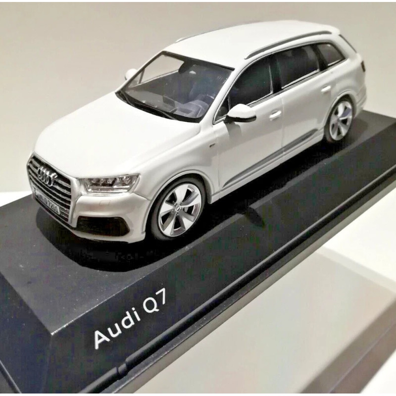 1:43 Spark Minimax - Audi Q7 Quattro 2015