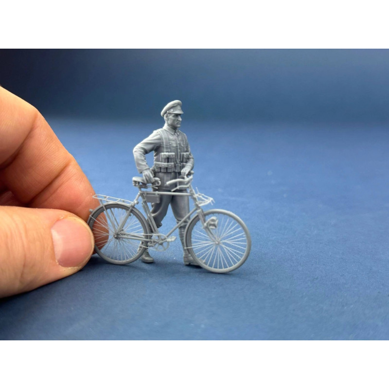1:35 Copper State Models F35-078 - British Army Cyclist walking with his bicycle, 3D-printed figure